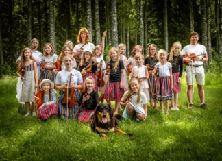 Viiuliansambel Viiulised ja Rae Huvialakooli rahvamuusikaansambel